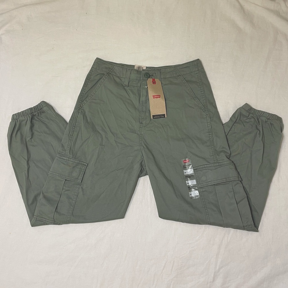 NWT Levi’s High-Waisted Cargo Pants 💚